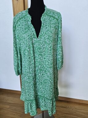 Crown & Ivy Green Printed Top - Size Large
